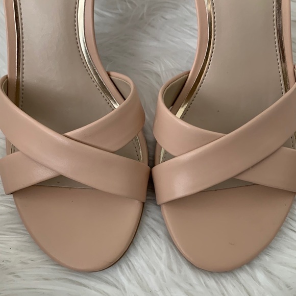 KENNETH COLE HEELS Size 7 - Picture 3 of 10